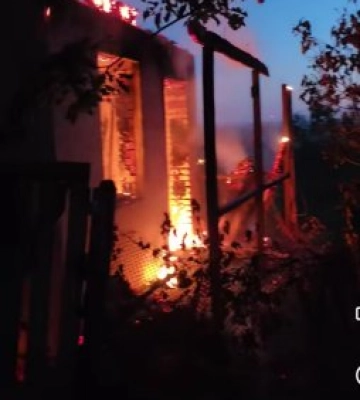 На Чорній горі у Виноградові спалахнула пожежа: вогнеборці пробираються до палаючої дачі