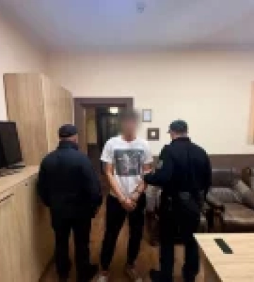 У пункті пропуску «Краківець» затримали 20-річного чоловіка, якого розшукували за крадіжку та кіберзлочини