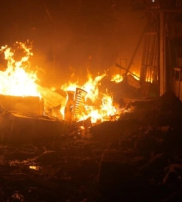 У Запоріжжі після ворожої атаки спалахнув торговельний центр