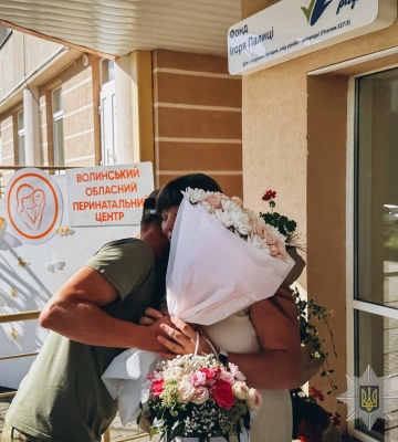 Не бачив дружину всю вагітність: у поліцейського-добровольця з Волині народилася донечка