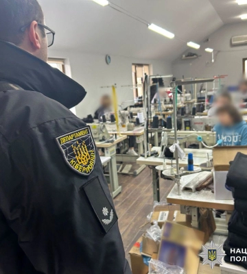 На Львівщині продавали підроблені навушники та одяг відомого бренду: підозри отримали 8 людей