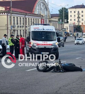 У Дніпрі біля "Озерки" збили кур'єра на мопеді: що відомо