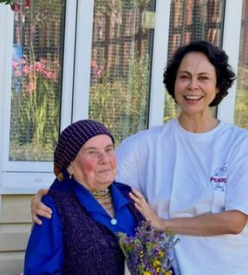 Бывшая жена Кличко приехала в Украину и показала, как провела время с 97-летней бабушкой