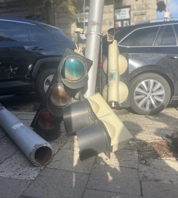 У центрі Львова після ДТП пошкоджена світлофорна опора: тривають ремонтні роботи