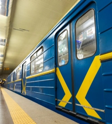 В КМДА розповіли, чому під час тривоги не може повністю працювати червона гілка метро