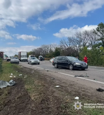 ДТП поблизу села Новий Коротич: загинув водій легковика, вантажівка перекинулася