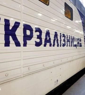 Через російські обстріли потяги затримуються майже на 14 годин