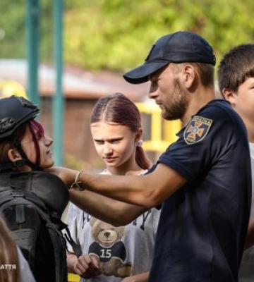 Вогнегасник, бронежилет і макети вибухівки: в Ужгороді семикласникам показали, як працюють рятувальники