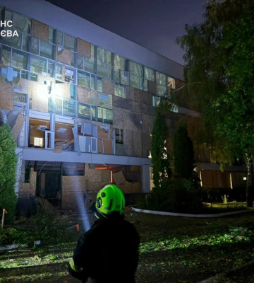 В результате вражеской атаки на Киев повреждено здание учебного заведения – ГСЧС