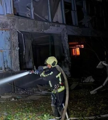 У Києві пошкоджено будівлю вишу в Голосіївському районі: виникла пожежа. ФОТО