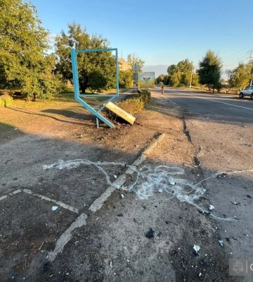 FPV-дрон на оптоволокне ударил возле остановки под Харьковом, на ней были люди