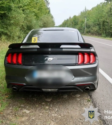 На Прикарпатті юнак на спорткарі збив пенсіонерку