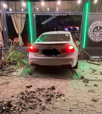 Нічна троща в Ужгороді: елітне BMW на шаленій швидкості знесла пальму та влетіла в ресторан
