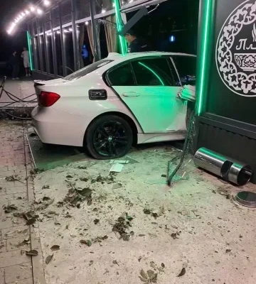 Нічна ДТП в Ужгороді: BMW вилетіла з дороги та протаранила ресторан — одну дівчину госпіталізували (оновлено)