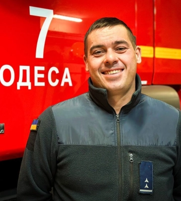 «Не панікуйте і чекайте на нас»: інтервʼю з одеським рятувальником Віталієм Лабутіним про пожежі, російські атаки та порятунок людей з-під завалів