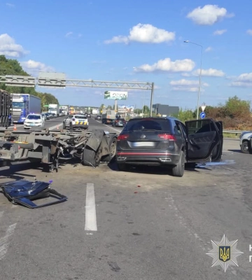 На Львівщині внаслідок зіткнення вантажівки та кросовера травмувався водій, - ФОТО