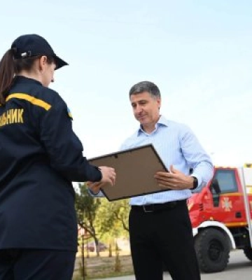 На Закарпатті з нагоди Дня рятівника бійцям ДСНС вручили нагороди та передали новий спецтранспорт