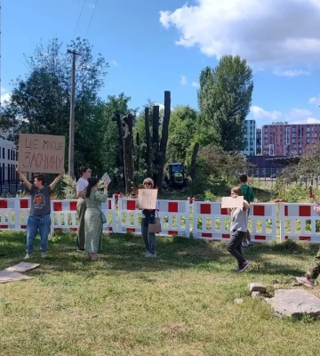 На Теремках загострився конфлікт через вирубку дерев під теплотрасу