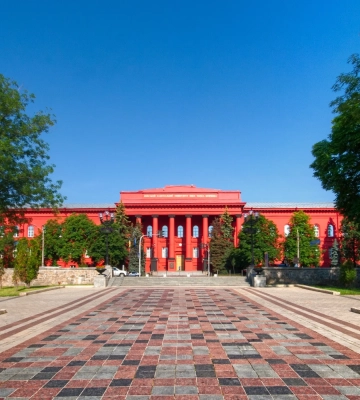 Російський обстріл пошкодив спорткомплекс університету Шевченка в Києві