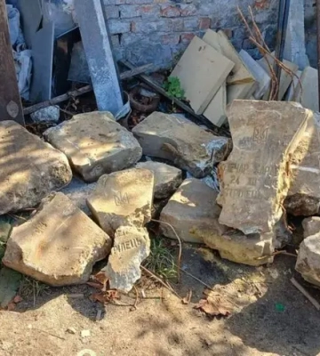Під асфальтом у Львові знайшли уламки хрестів із могил січових стрільців