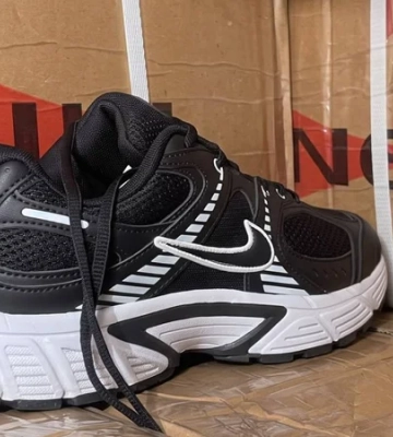 Gucci, Armani, Versace, Adidas, Nike. В Украине ликвидировали производство контрафактной одежды под видом известных брендов