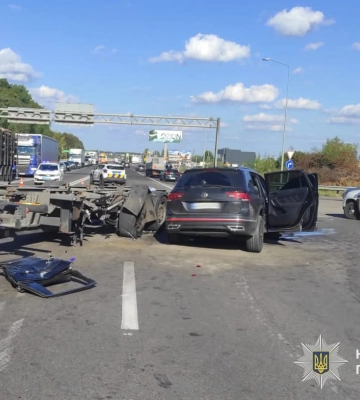 На Львівщині внаслідок зіткнення вантажівки та кросовера постраждав водій останнього
