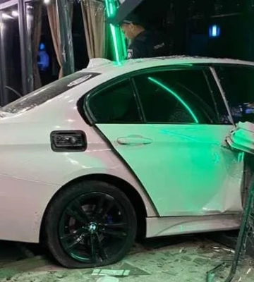 В Ужгороді 19-річна водійка BMW не впоралася з керуванням і в’їхала в ресторан