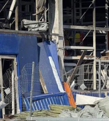 Росія атакувала ТЦ у Харкові: загорілась будівля, ДСНС усуває наслідки