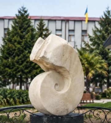 На Закарпатті митці з семи країн створюють роботи для «Карпатського скульптурного шляху»