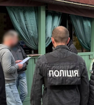 У Харкові чоловік просив 3000 доларів за «вирішення питання» з посвідкою для іноземця