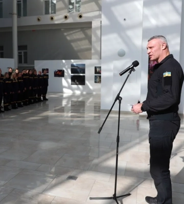 Фото: Кличко привітав рятувальників та відзначив їх внесок у ліквідацію наслідків атак