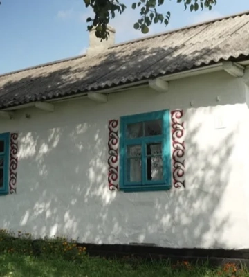 Пустувала більше 20 років. На Рівненщині жінка перетворила дідусеву хату, побудовану після Другої світової, на етносадибу — фото