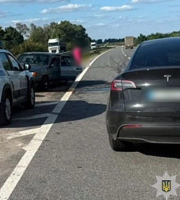 На трасі Київ-Харків зіткнулися Tesla та ВАЗ – травмовано жінку