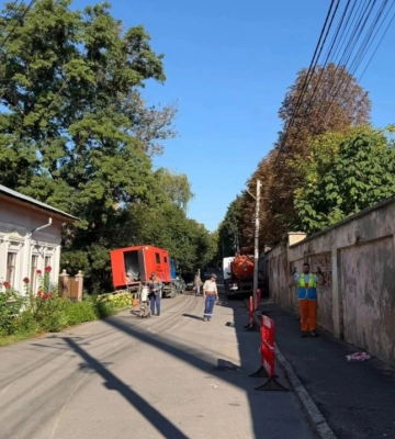 На вулиці Дергача у Чернівцях перекрили рух через аварійні роботи