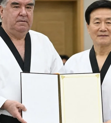 Президент Таджикистану Рахмон отримав почесний чорний пояс з тхеквондо — Korea Herald