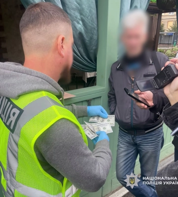 Вимагав у іноземця гроші за посвідку: в Харкові затримали підозрюваного юриста 