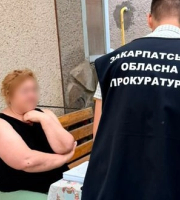 Депутатку Ужгородської райради та її заступницю судитимуть за фіктивне працевлаштування чоловіків у ліцеї і виплату їм понад пів мільйона гривень зарплати. ФОТО