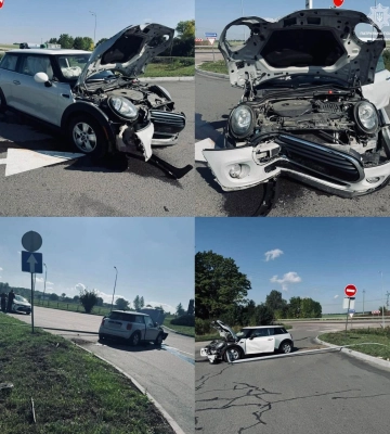 На Рівненщині водійка в'їхала у вуличний ліхтар