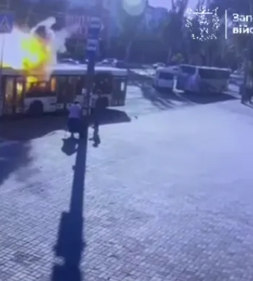 Видео: Россияне атаковали пассажирский автобус в Запорожье с помощью FPV-дрона