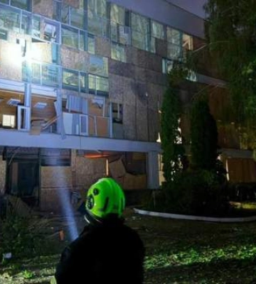 Выбило окна и разразился пожар: Россия атаковала спорткомплекс в Киеве