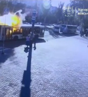 Росіяни вдарили FPV-дроном по пасажирському автобусу в Запоріжжі: троє поранених. ВIДЕО