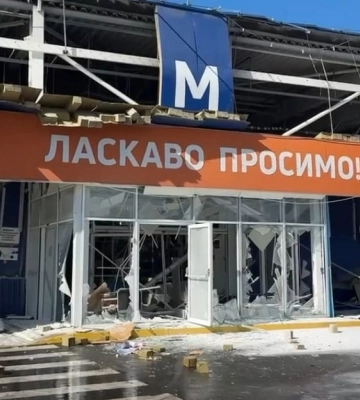 Росіяни вдарили по «Епіцентру» у Харкові — постраждала людина (, )