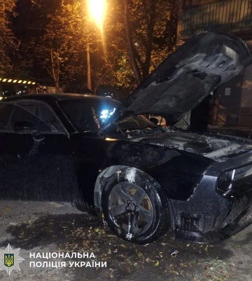 У Києві чоловік через ревнощі підпалив автомобіль теперішнього обранця колишньої
