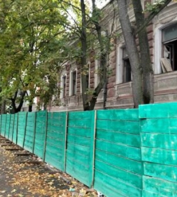 Біля пам'ятки архітектури «Будинок Юріцина» забудовник пошкодив платани (ВІДЕО)