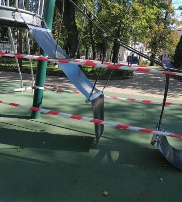 У сквері Дня вишиванки в Чернівцях пошкодили підвісний місток