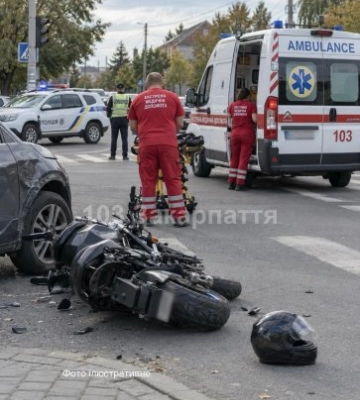 Удар на перехресті на Тячівщині: 69-річний мотоцикліст дивом вижив після тарана з авто