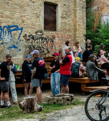 Маскувальні сітки, DJ-сети і вініл: у Луцьку запрошують на волонтерську толоку