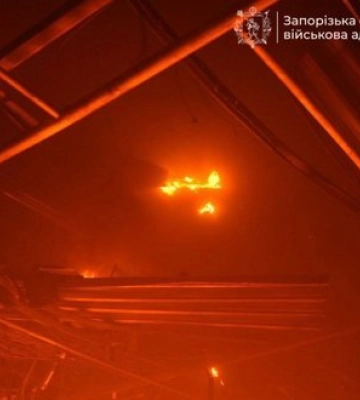 Росія атакувала Запоріжжя: спалахнув торговельний центр. ФОТОрепортаж