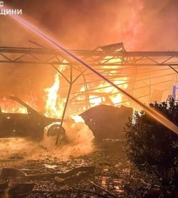 РФ атакувала Одещину: пошкоджені будинки, загорілися автомобілі. ФОТОрепортаж