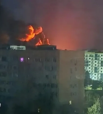 В Мариуполе произошел масштабный пожар после атаки беспилотников — видео